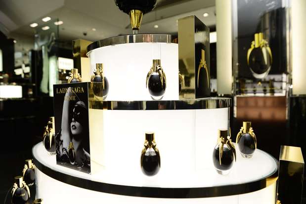 A fragrância de Lady Gaga ficou exposta no interior da loja Foto: Getty Images