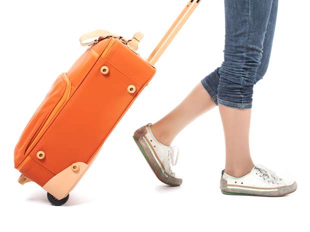 O feriado está chegando e os planos de viagem e passeios não podem ser cancelados por conta de uma dor de dente. Pois foi por esse problema que a publicitária Renata Barcelos perdeu o carnaval desse ano. Com as malas prontas para viajar, seu maxilar travou. Ela conta que não conseguia abrir a boca de tanta dor. Nem um canudo passava entre seus dentes. Foto: Shutterstock O feriado está chegando e os planos de viagem e passeios não podem ser cancelados por conta de uma dor de dente. Pois foi por esse problema que a publicitária Renata Barcelos perdeu o carnaval desse ano. Com as malas prontas para viajar, seu maxilar travou. Ela conta que não conseguia abrir a boca de tanta dor. Nem um canudo passava entre seus dentes. Foto: Shutterstock