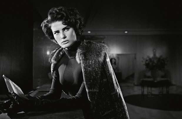 Além de estrelar a capa, a top brasileira também recheia algumas das páginas internas Foto: Gustavo Zylbersztajn / Divulgação