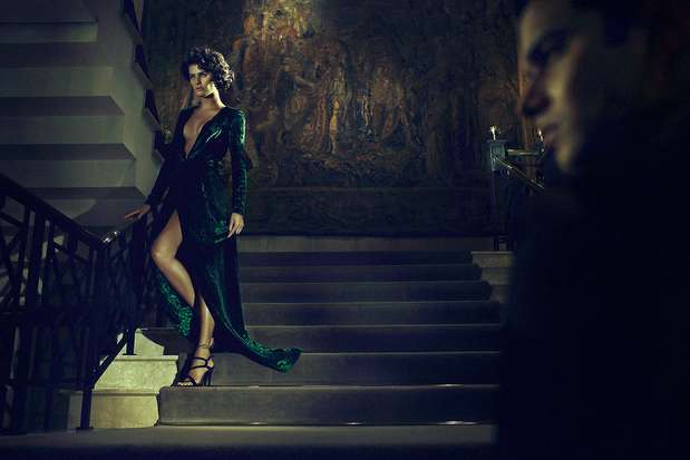 Usando um longo vestido com fenda frontal e decote profundo, Isabeli Fontana desce uma escadaria em um editoral glamouroso feito para a revista britânica 'Shön', que chega às bancas nesta segunda-feira (15) Foto: Gustavo Zylbersztajn / Divulgação