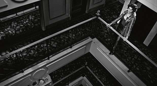 O editorial foi inspirado no clima de cinema Noir e executado pelas lentes do fotógrafo Gustavo Zylbersztajn. As fotos foram feitas nas suítes e áreas comuns do LHotel Porto Bay São Paulo Foto: Gustavo Zylbersztajn / Divulgação