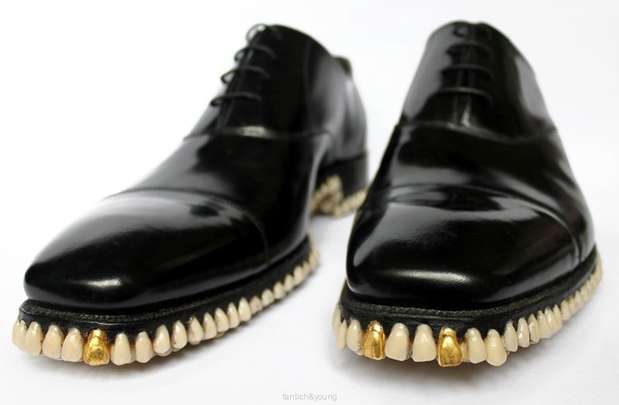 A dupla de designers ingleses Fantich&Young inovou e criou peças de roupa e sapatos a partir de cabelo humano e dentes Foto: Reprodução