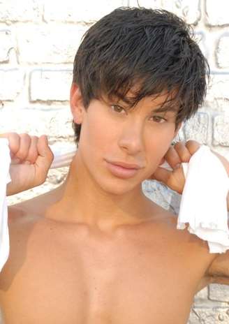 As operações incluem implantes de silicone no bumbum, bíceps e tríceps, ele disse que ama as suas mudanças. "Contrariar as normas é muito divertido", justificou Foto: Facebook / Divulgação