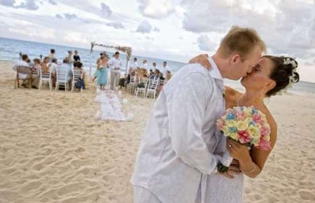Riviera Maia. Na Ilha de Cozumel ou em Tulum, as praias são verdadeiros paraísos que merecem uma celebração a céu aberto. Uma festa para 40 pessoas custa em torno de 20 mil dólares, ou aproximadamente, R$ 55 mil. A cerimônia na praia inclui decoração com flores locais, música, buffet, jantar e bebidas. Na Riviera Maia, você pode escolher o tipo de cerimônia: católica, maia, cósmica ou simbólica Foto: Divulgação