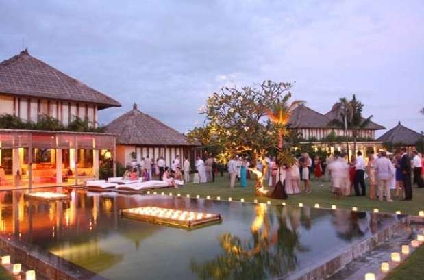 Indonésia. As praias exóticas de Bali e um visual mágico é um destino pra lá de especial para seu casamento. Esta ilha hindu, que oferece muito mais do que praias limpas, é patrimônio cultural e possui templos elegantes que tornam o local verdadeiramente místico e um destino perfeito para o casamento, opina Nanda. A atriz Juliana Knust e o empresário Gustavo Machado se casaram lá, em julho de 2012 Foto: Divulgação