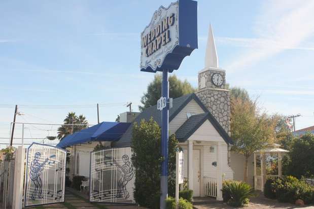 Las Vegas. Casar em Vegas não é exclusividade de casais movidos pelas loucuras da cidade do pecado. Trocar as alianças na Graceland Wedding Chapel, tendo Elvis como padrinho, fotos, terno, vestido de noiva e buquê, sai a partir de mil dólares, ou seja, cerca de R$ 2.800, em uma cerimônia pra lá de exclusiva. Porém, os noivos podem optar por levar convidados à cerimônia e até mesmo escolher um passeio aéreo sobre a cidade, com estes adicionais, os preços sobem bastante. Para casar em Vegas, é preciso comprar uma licença de casamento, emitida pelo estado de Nevada, passaporte e RG Foto: Divulgação
