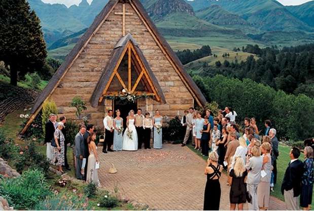 África do Sul. Com uma capela rústica e uma serra ao fundo, o Cathedral Peak Hotel é o local perfeito para um casamento fora do país. Os convidados ainda podem aproveitar diversas atividades como caminhadas, observação de pássaros, golfe e passeios a cavalo. O hotel ainda oferece lindos apartamentos, totalmente equipados e com decoração exclusiva, perfeitos para a lua de mel. Preços sob consulta Foto: Divulgação