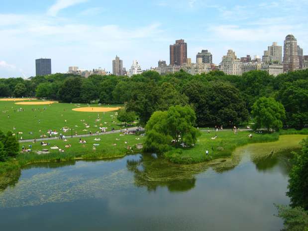 Nova York. O Central Park, localizado bem no coração da agitada ilha de Manhattan, permite aos noivos uma linda celebração de votos. Uma cerimônia de casamento bastante íntima, para cerca de 10 convidados, pode ser feita no parque por 2 mil dólares, o que corresponde a R$ 5 mil. Os noivos ainda podem escolher o cenário das juras de amor Foto: Getty Images