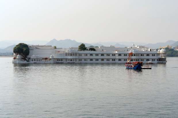 Índia. Um dos cenários mais luxuosos para um casamento no exterior é o Hotel Palácio do Lago, ou Jag Niwas, no Lago Pichola, em Udaipur, na Índia. Um imponente castelo de mármore que parece flutuar sobre as águas e encanta noivos e convidados. Mas, os pombinhos que quiserem realizar esse sonho, terão que gastar uma boa quantia. É possível dar as boas-vindas aos convidados com elefantes e finalizar o evento com fogos de artifício. Os preços dependerão das escolhas dos noivos e uma cerimônia para cerca de 50 pessoas pode chegar a custar US$ 200 mil, quase meio milhão de reais Foto: Getty Images