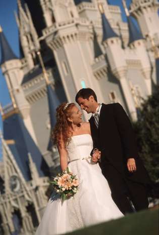 Walt Disney. Imagine chegar a seu casamento em uma carruagem como a de Cinderela, ter um castelo de princesa ao fundo e, ainda, contar com Mickey e Minnie como padrinhos. Para realizar o sonho de quase 20 mil casais, foi criado o programa Disney Weddings, para que noivos possam ter um casamento digno de conto de fadas. Os requintes e mimos da cerimônia e recepção dependem da criatividade e também do bolso do casal. No mundo mágico, há dois tipos de cerimônias: íntimas, para no máximo oito convidados, ou uma recepção para muitas pessoas. A outra opção, com recepção para convidados, tem mais exigências. Um programa para cem convidados começa em US$ 30 mil. Além disso, acrescente hospedagem e passagens Foto: Divulgação