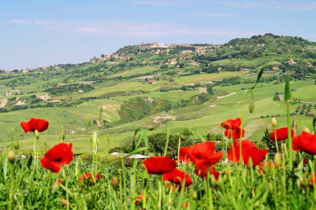 Itália. Os ares da Toscana, capital da Florença, inspiram os encontros românticos. Isso faz com que muitos noivos optem por trocar os votos em paisagens tão surpreendentes. Um pacote básico para cinquenta pessoas em um castelo da região sai em média 40 mil euros com coquetel, jantar, bebidas, decoração e música. Praticamente o mesmo que uma festa destinada a 100 pessoas no Brasil. A experiência do destination wedding na região permite a visita às vinícolas, passei de balão entre outras experiências inesquecíveis para noivos e convidados Foto: Getty Images