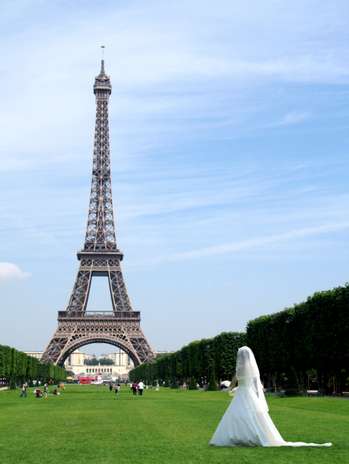 França. A capital francesa é conhecida por exalar romantismo, mas, em qualquer parte do país é possível elaborar um casamento exclusivo e muito luxuoso. Para colaborar com este clima pra lá de apaixonante, nada melhor que um castelo. A 60 km de Paris, está localizado o Le Chateau DEsclimont, um cenário em que a beleza da paisagem dispensa qualquer decoração. Casar-se em território francês pode ter um preço variado, de acordo com o local escolhido Foto: Getty Images