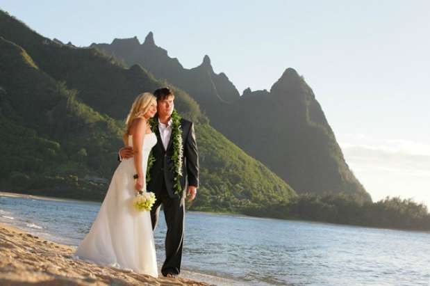 Havaí. As cerimônias geralmente são íntimas, realizadas em contato com a natureza, em praias ou jardins. Seguindo a tradição local, os noivos trocam colares havaianos em demonstração de amor, respeito e compromisso. O arranjo feito com orquídeas é recebido pelas mulheres, enquanto o elaborado apena com folhas verdes é entregue ao homem. Segundo Jaqueline, uma cerimônia íntima feita apenas para os noivos custa a partir de US$ 2 mil Foto: Divulgação