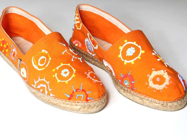 A customização com tintas transforma as alpargatas em peças exclusivas Foto: Aline Arruda / Terra A customização com tintas transforma as alpargatas em peças exclusivas Foto: Aline Arruda / Terra