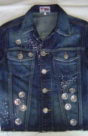 Jaquetas são customizadas pelo projeto Recicla Jeans e ganham novo visual Foto: Divulgação Jaquetas são customizadas pelo projeto Recicla Jeans e ganham novo visual Foto: Divulgação