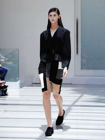 As golas volumosas dividiram espaço com as mais baixas, mas totalmente bordadas com Swarovski, assim como as mangas e até mesmo a parte frontal de algumas calças de couro Foto: Bruno Santos / Terra