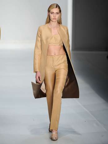 A barriga ficou de fora com a combinação de bustie com saias ou calças de cintura alta Foto: Bruno Santos/Terra