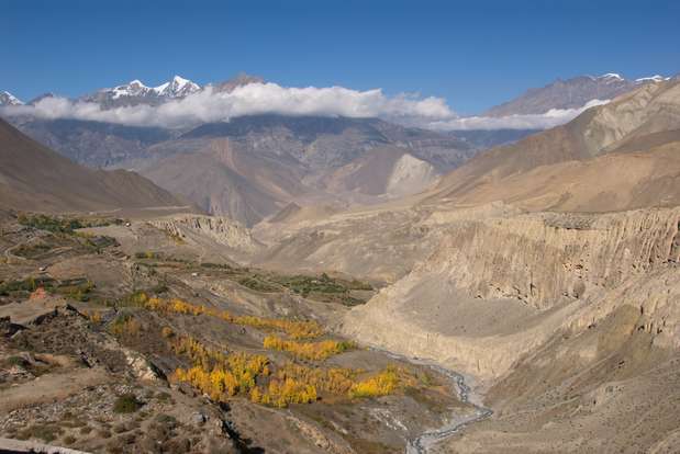 Mustang, Nepal: a finalização da estrada que liga Mustang a China vai trazer mudanças para essa região. Embora faça parte do Nepal, Mustang, que é chamada de Pequeno Tibete, já que apresenta linguagem, cultura, clima e geografia do Tibete. Até 1992, qualquer pessoa que não fosse da região, era proibida de entrar no local. Hoje, as visitas são liberadas Foto: Getty Images