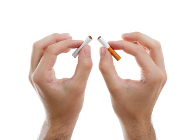 Segundo o Inca, Instituto do Câncer, o fumo é um dos mais potentes agentes cancerígenos conhecidos. Na fumaça podem ser identificadas cerca de 4.700 substâncias tóxicas, das quais, pelo menos, 40 são cancerígenas. E o perigo também está presente para o fumante passivo, pessoa que convive com quem fuma. Isso porque a fumaça tragada passa por um filtro que elimina parte do problema. O fumante passivo respira três vezes mais monóxido de carbono do que o fumante inala. Foto: Shutterstock Segundo o Inca, Instituto do Câncer, o fumo é um dos mais potentes agentes cancerígenos conhecidos. Na fumaça podem ser identificadas cerca de 4.700 substâncias tóxicas, das quais, pelo menos, 40 são cancerígenas. E o perigo também está presente para o fumante passivo, pessoa que convive com quem fuma. Isso porque a fumaça tragada passa por um filtro que elimina parte do problema. O fumante passivo respira três vezes mais monóxido de carbono do que o fumante inala. Foto: Shutterstock