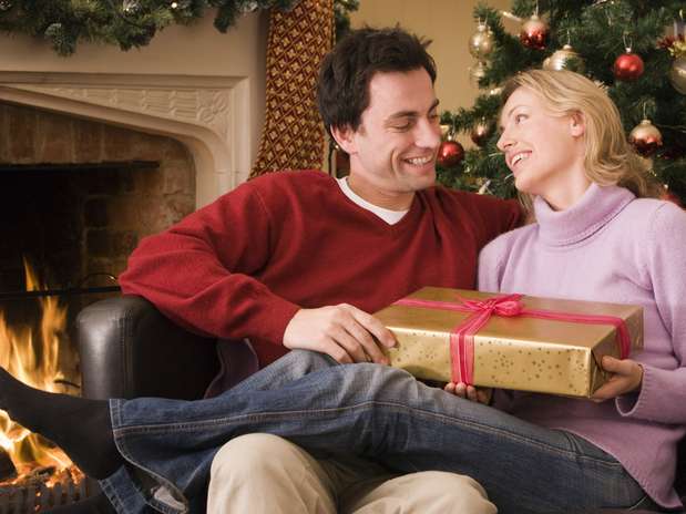 Apesar da boa intenção os homens realmente têm dificuldades em acertar o gosto feminino Foto: Getty Images Apesar da boa intenção os homens realmente têm dificuldades em acertar o gosto feminino Foto: Getty Images