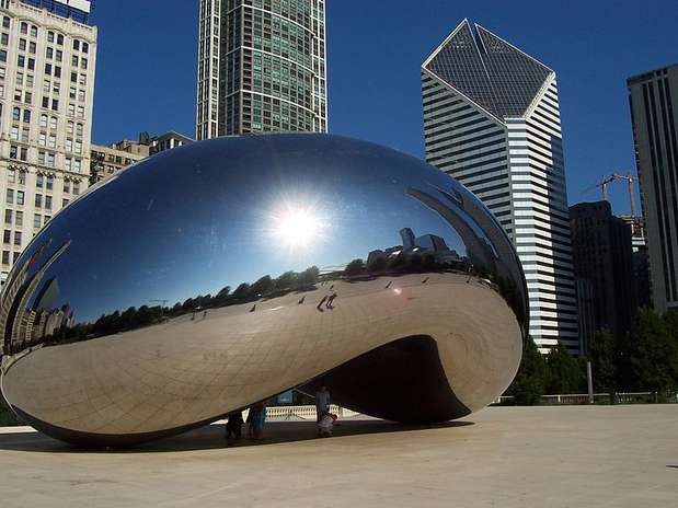 Millennium Park  (EUA): este parque de Chicago é uma espécie de jardim zoológico cultural, um espaço de lazer urbano com esculturas, música, dança, desenhos e outras artes. A peça central é Anish Kapoor Cloud Gate, conhecida como o feijão de geleia. A paisagem urbana de Chicagoé refletida e distorcida em sua superfície polida como se estivesse em uma sala de espelhos. Em outra parte do parque, dois blocos com fachadas de vidro, são telas de cinema que exibem as características de pessoas de Chicago Foto: Divulgação