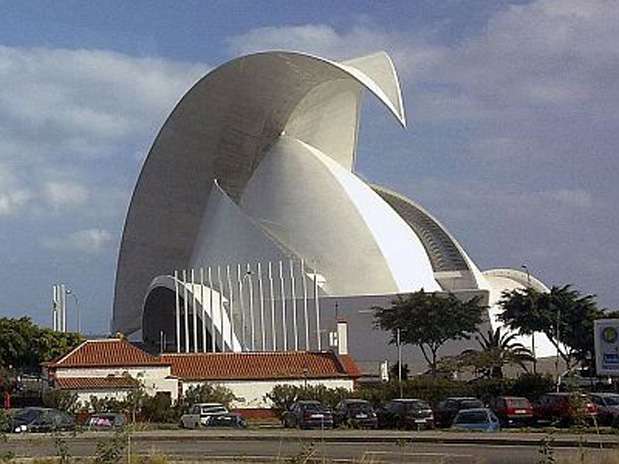 Auditório de Tenerife (Espanha): o auditório de Tenerife fica na capital da ilha, em Santa Cruz. A localização marítima levou muitas pessoas a comparar a obra surpreendente de concreto com a crista de uma onda ou barbatana de uma baleia. Na verdade, parece de alguma forma, algo até mais perigoso, como a lâmina de uma adaga, ou a cauda de um escorpião. Arquitetonicamente, o auditório é uma do salão Sydney Opera House Foto: Divulgação
