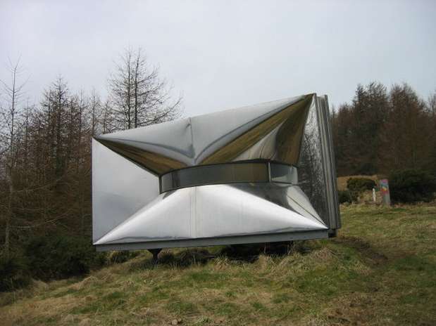 Kielder Belvedere (Inglaterra): a obra futurista fica à beira do Kielder, em Northumberland. Do lago, que parece um megafone embrulhada para presente, suas superfícies curvas refletem as formas e as cores do céu. É uma cabana em forma de cunha e a vista da frente é uma janela que emoldura o litoral do outro lado do lago. Você pode esperar dentro do local a balsa se aproximar Foto: Divulgação