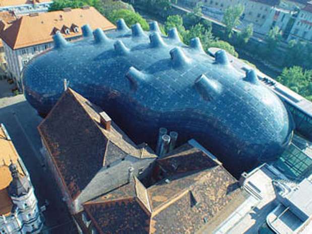 Kunsthaus Graz (Áustria): este museu de arte moderna na cidade de Graz pode ser comparado a um baiacu, ou um tentáculo de polvo. Os arquitetos britânicos, Peter Cook e Colin Fournier, descremem a obra como construção biomorphous. Certamente, o museu parece quase vivo, em parte porque - como uma criatura das profundezas - sua pele pode criar padrões de mudança e emitem luz. A membrana exterior azul é ornamentada com luzes, que podem ser programados para exibir imagens animadas Foto: Divulgação