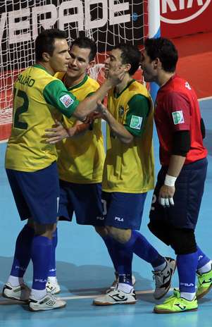 Brasil futsal comemora gol de Falcão Foto: AP