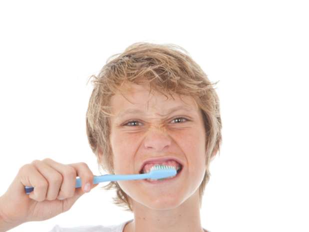 Para o dentista Marcos Moura, quando se fala em saúde bucal a palavra chave é a prevenção, e isso vale para qualquer idade. Deve-se promover uma mudança de hábitos de higiene bucal, com a escovação, uso do fio dental e raspadores de língua. Dessa forma, é possível evitar problemas bucais, entre eles o mau hálito. O adolescente que tem mau hálito pode sofrer bullying em uma fase crítica de sua vida, o que pode causar isolamento social e distúrbios psicológicos. Foto: Shutterstock Para o dentista Marcos Moura, quando se fala em saúde bucal a palavra chave é a prevenção, e isso vale para qualquer idade. Deve-se promover uma mudança de hábitos de higiene bucal, com a escovação, uso do fio dental e raspadores de língua. Dessa forma, é possível evitar problemas bucais, entre eles o mau hálito. O adolescente que tem mau hálito pode sofrer bullying em uma fase crítica de sua vida, o que pode causar isolamento social e distúrbios psicológicos. Foto: Shutterstock