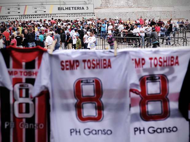 A promessa de estreia de Paulo Henrique Ganso com a camisa do São Paulo animou a torcida tricolor, que aproveitou o feriado desta quinta-feira para garantir o ingresso para o duelo diante do Náutico, neste próximo domingo, às 17h (de Brasília). Os torcedores fizeram longas filas nas bilheteria do Estádio do Morumbi Foto: Bruno Santos / Terra