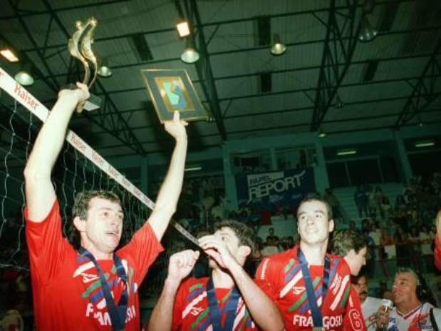 Mesmo com pé quebrado, Carlão conquistou o título da primeira Superliga de Vôlei Foto: Divulgação