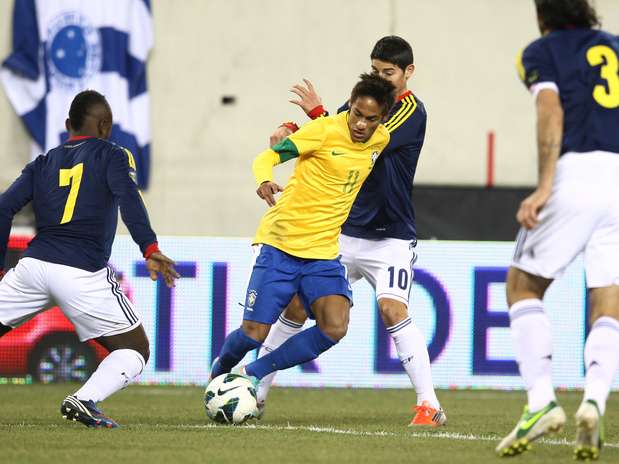 Neymar protege bola Brasil x Colômbia Foto: Mowa Press / Divulgação