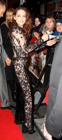 A vampirinha Kristen Stewart escolheu um macacão com rendas transparentes da grife Zuhair Murad para ir à pré-estreia de 'Amanhecer - Parte 2'. Estar com a silhueta enxuta como a dela é fundamental para usar a peça, que além de tudo tem uma faixa transparente na lateral. Apesar de linda, não é uma roupa para simples mortais Foto: Getty Images