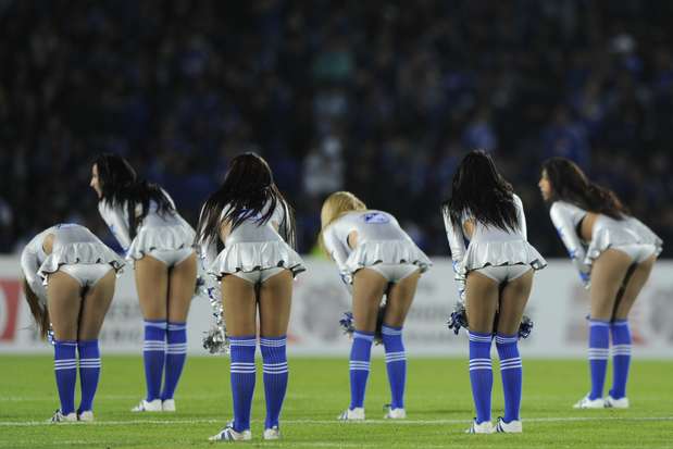 Com cheerleaders e muita festa, torcida do Millonarios comemorou a vitória da equipe colombiana sobre o Grêmio, de virada, por 3 a 1, que eliminou o time tricolor nas quartas de final da Copa Sul-Americana em Bogotá. Veja fotos: Foto: AFP