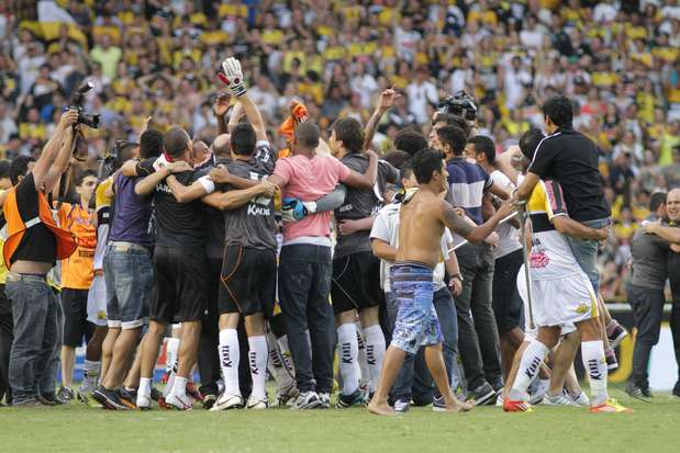 O Criciúma ficou no 0 a 0 com o Atlético-PR e comemorou o empate como se fosse uma goleada. Afinal, o time catarinense está de volta à primeira divisão do Campeonato Brasileiro após oito anos Foto: Joka Madruga / Futura Press