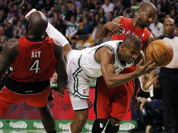 Boston Celtics Leandro Barbosa of Brazil (C) loses control of the ball between Toronto Raptors Quincy Acy (L) and Raptors John Lucas III in the second half of their NBA basketball game at TD Garden in Boston, Massachusetts November 17, 2012. REUTERS/Jessica Rinaldi (UNITED STATES - Tags: SPORT BASKETBALL) Foto: JESSICA RINALDI / Reuters