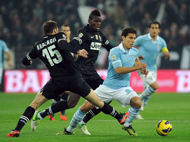 GAL - Italiano - Juventus x Lazio - Hernanes dribla Foto: Getty Images