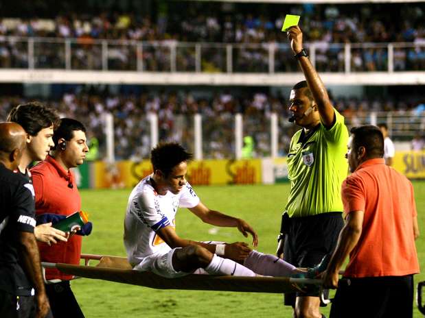 Neymar levou cartão amarelo e não encara o Corinthians no próximo sábado Foto: Guilherme Dionizio / Gazeta Esportiva