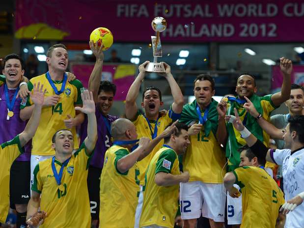 final mundial de futsal Brasil x Espanha - Brasil Ergue taça Foto: Getty Images