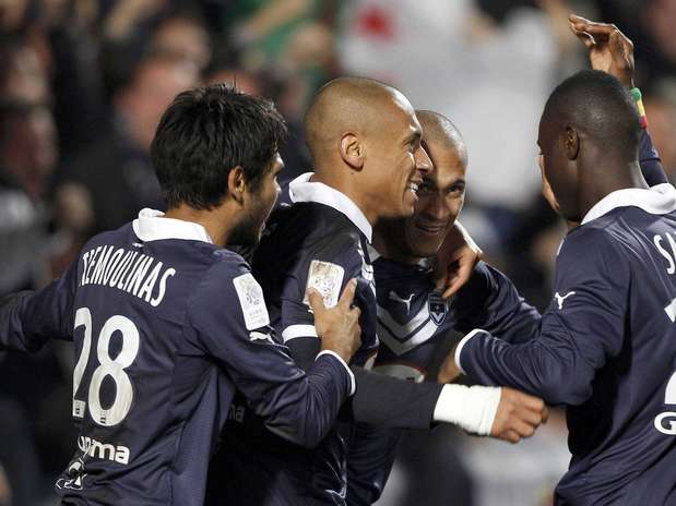 From L-R, Girondins Bordeaux Benoit Tremoulinas, Jussie Ferreira Vieira, Yoan Gouffran and Henri Saivet celebrate after Gouffran scored against Olympique Marseille in their French Ligue 1 soccer match at the Chaban Delmas stadium in Bordeaux, southwestern France, November 18, 2012.  REUTERS/Regis Duvignau (FRANCE  - Tags: SPORT SOCCER) Foto: REGIS DUVIGNAU / REUTERS