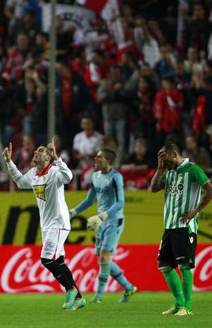 Sevilla's Jose Antonio Reyes (L) celebrates after scoring against Real Betis during their Spanish First Division soccer match at Ramon Sanchez Pizjuan stadium in Seville November 18, 2012. REUTERS/Marcelo del Pozo (SPAIN - Tags: SPORT SOCCER) Foto: Marcelo del Pozo / REUTERS