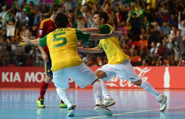 Neto aplicou lindo drible em Fernandão pela esquerda, bateu cruzado e fez um golaço na prorrogação, dando o título para o Brasil Foto: Getty Images