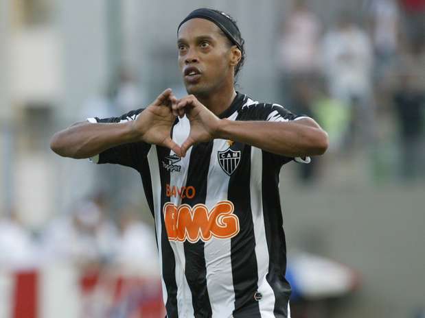 Ronaldinho comemora gol em empate do Atlético-MG Foto: Paulo Fonseca / Futura Press