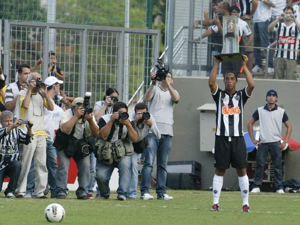 Ronaldinho levanta estátua no gamado do Independência Foto: Paulo Fonseca / Futura Press