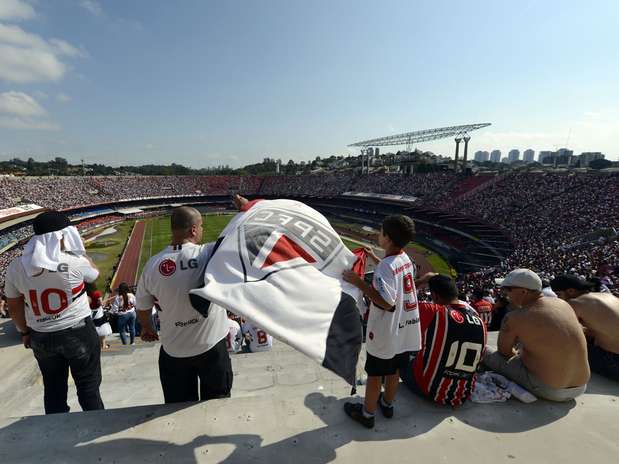 No Morumbi, torcida o São Paulo lotou o Morumbi para assistir à estreia do meia Paulo Henrique Ganso pelo clube tricolor. De quebra, fãs comemoram a vitória por 2 a 1 e a confirmação da vaga na próxima Copa Libertadores da América Foto: Marcelo Pereira / Terra