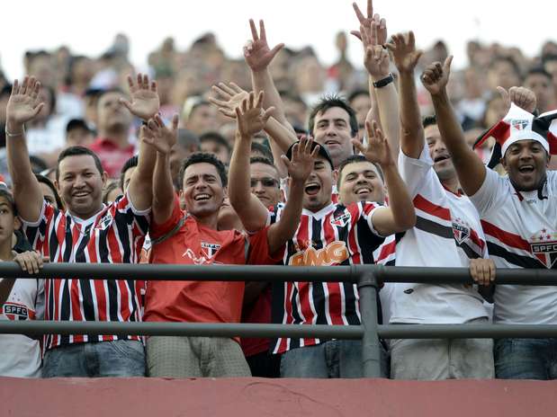 No Morumbi, torcida o São Paulo lotou o Morumbi para assistir à estreia do meia Paulo Henrique Ganso pelo clube tricolor. De quebra, fãs comemoram a vitória por 2 a 1 e a confirmação da vaga na próxima Copa Libertadores da América Foto: Marcelo Pereira / Terra