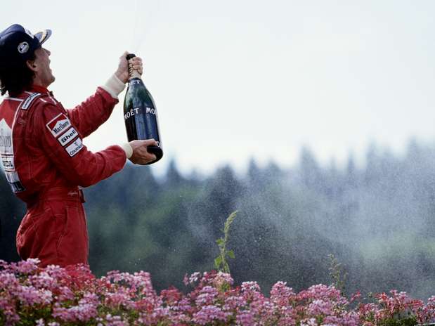 Ayrton Senna comemora vitória na Bélgica Foto: Getty Images Ayrton Senna comemora vitória na Bélgica Foto: Getty Images