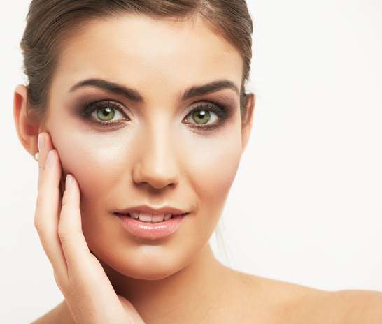 Muito utilizado na recuperação da cútis submetida a tratamentos estéticos, o produto ainda é capaz de substituir o primer e a base ao preparar a pele para a maquiagem Foto: Shutterstock