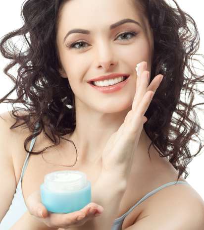 Cosmético possui efeito natural, capaz de deixar a pele mais saudável, sendo ideal para mulheres que gostam de otimizar o tempo e continuar belas Foto: Shutterstock